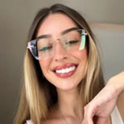 Cliente PinkPerfect sorrindo