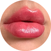 Lábios de cliente com efeito do Lip Gloss