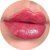 Lábios de cliente com brilho intenso após o Lip Gloss