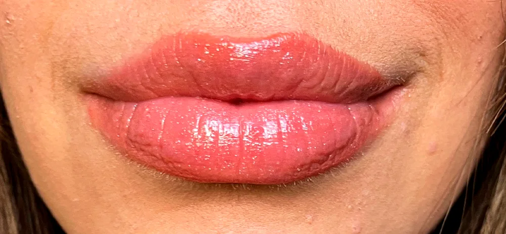 Close de lábios com brilho intenso usando o Lip Gloss Cherry